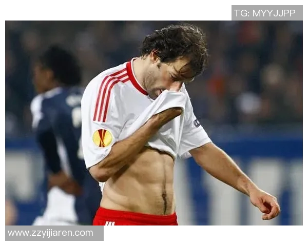 足球明星展现完美腹肌魅力照片引发粉丝热议与追捧 足球明星展现完美腹肌魅力照片引发粉丝热议与追捧